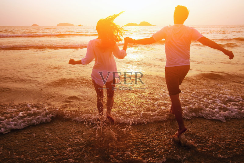 海滩上一对快乐的情侣正版图片素材