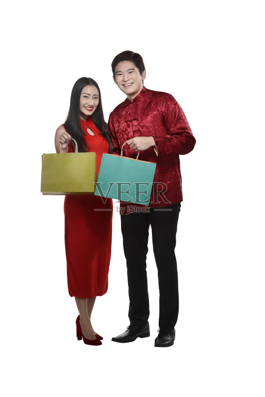 中国夫妇穿着旗袍拿着购物袋正版图片素材