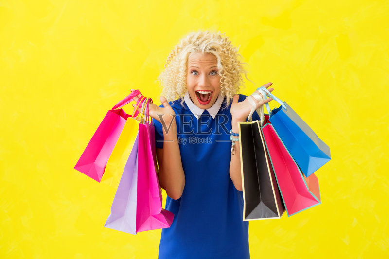 兴奋的女人拿着购物袋正版图片素材