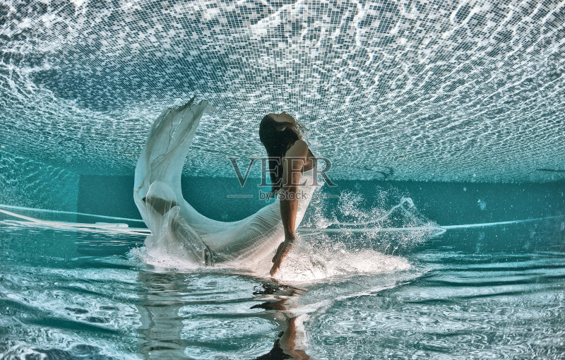 美丽的女子女孩穿着水下潜水游泳蓝色晴天正版图片素材