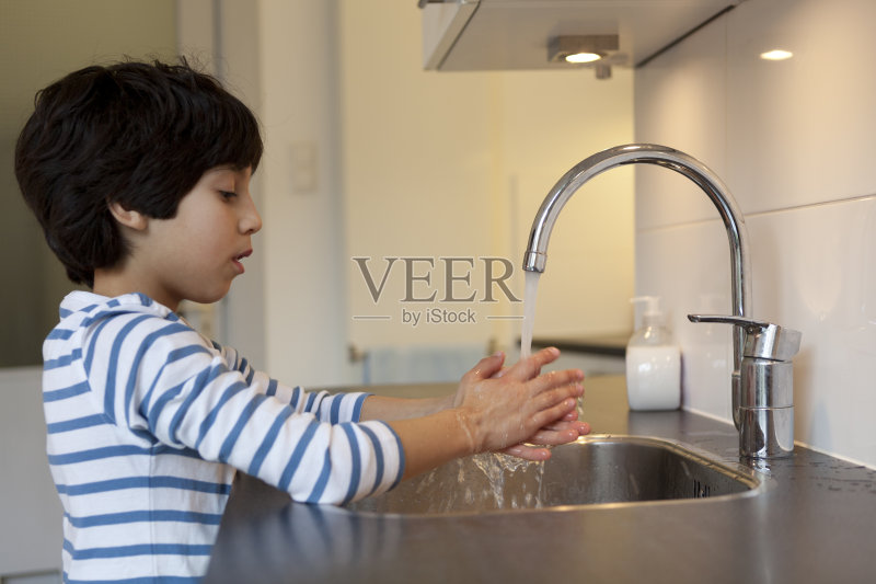 8岁男孩在洗手正版图片素材