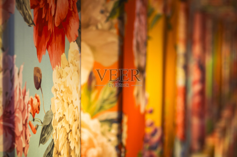 中国的灯笼在夜里,彩虹灯的背景。正版图片素材