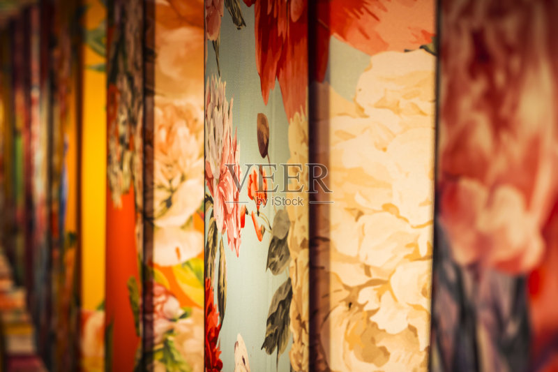 中国的灯笼在夜里,彩虹灯的背景。正版图片素材