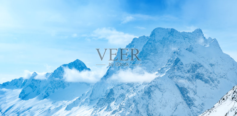 美丽的风景冬白雪皑皑覆盖着东巴吉的山峰正版图片素材