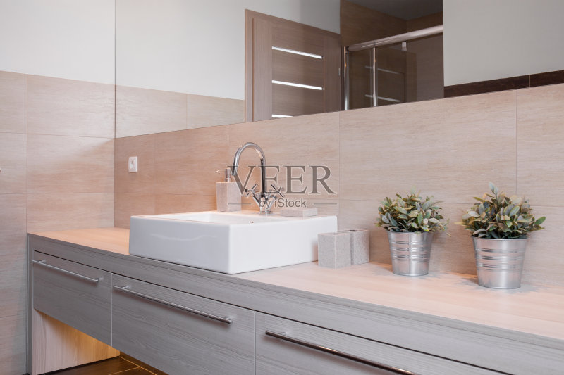 明亮的浴室里的瓷脸盆正版图片素材