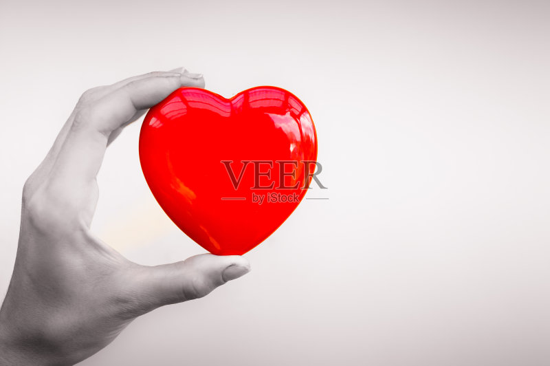 手持红心的女人正版图片素材