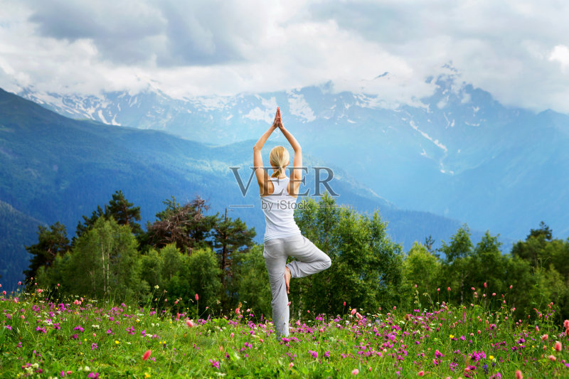 山中的瑜伽正版图片素材