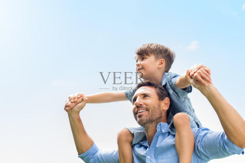 父子团聚正版图片素材