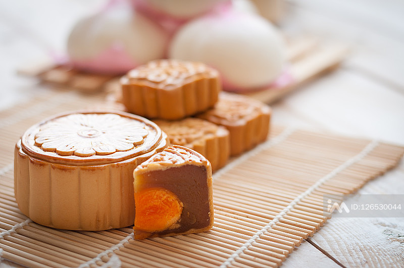 木板上的中秋月饼照片摄影图片