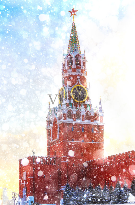 莫斯科克里姆林宫的斯帕斯卡塔冬季日落红场降雪正版图片素材