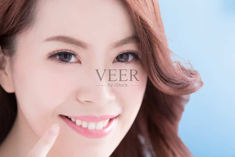 拥有健康牙齿的漂亮女人正版图片素材