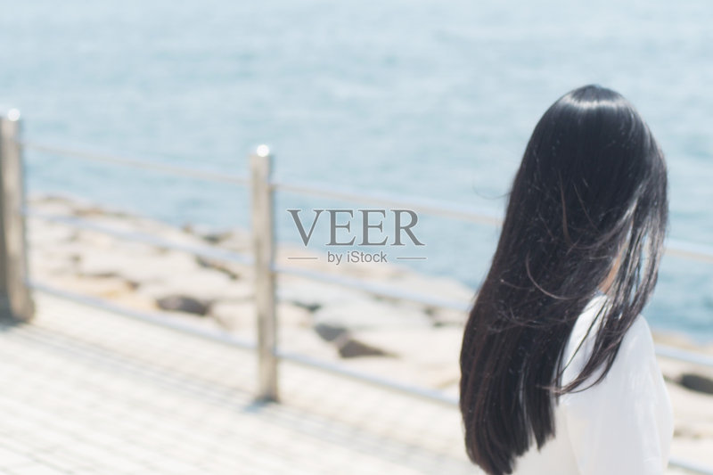 日本女人的背影拍摄的一幅海景正版图片素材