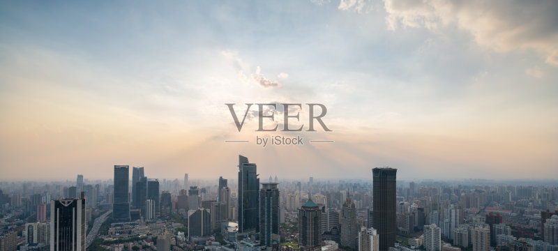 背面的商人看日落以上的上海城市正版图片素材