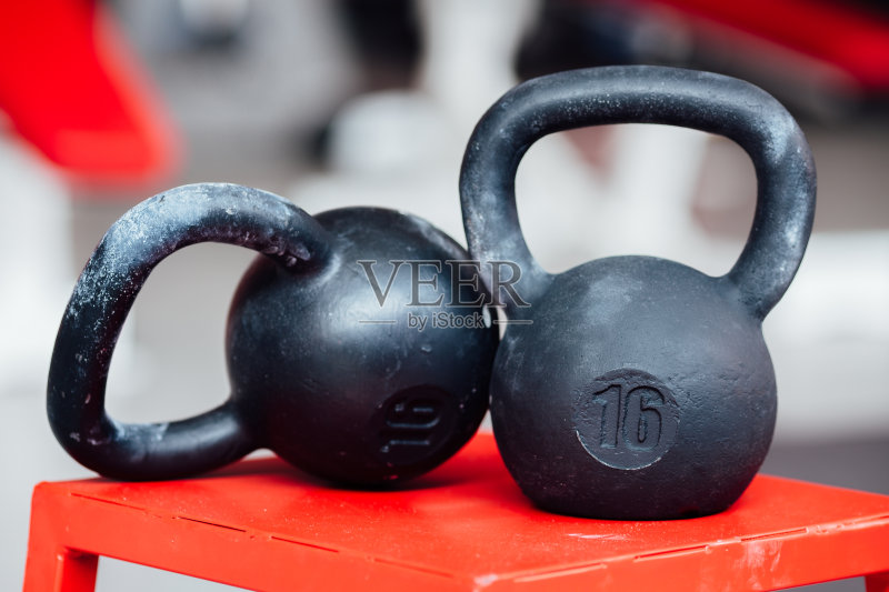 一个16磅重的铸铁哑铃。正版图片素材