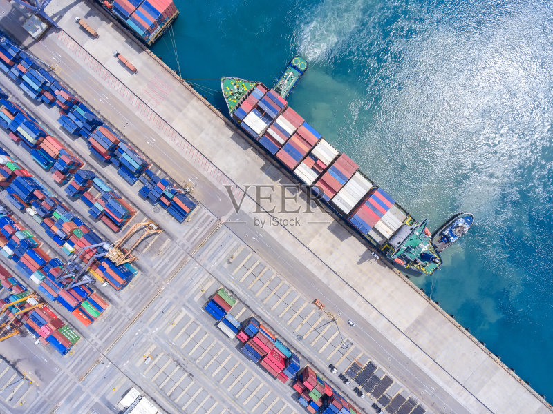 集装箱船在进出口和商业物流。通过起重机,正版图片素材