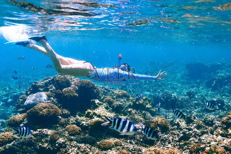 女人戴着面罩浮潜正版图片素材