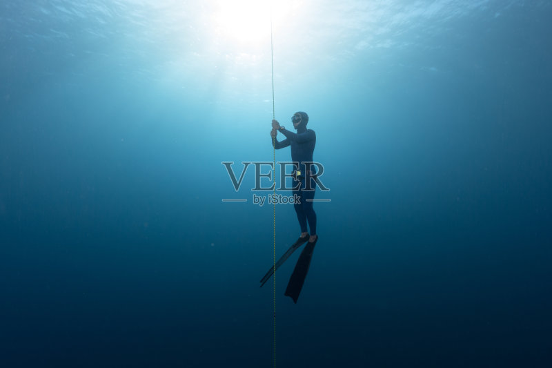 海里的自由潜水者正版图片素材