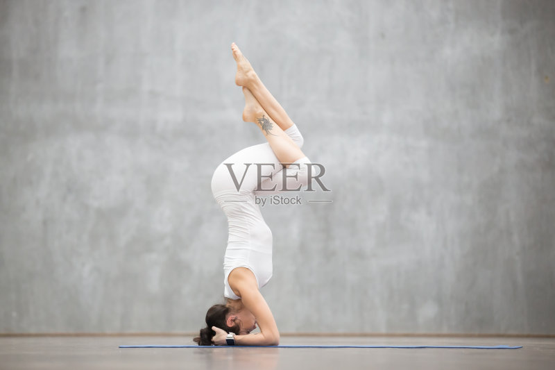 美丽瑜伽:Garuda salamba sirsasana姿势正版图片素材