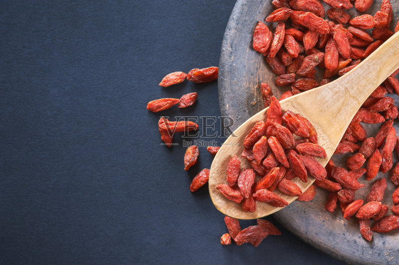 黑色背景上的枸杞正版图片素材