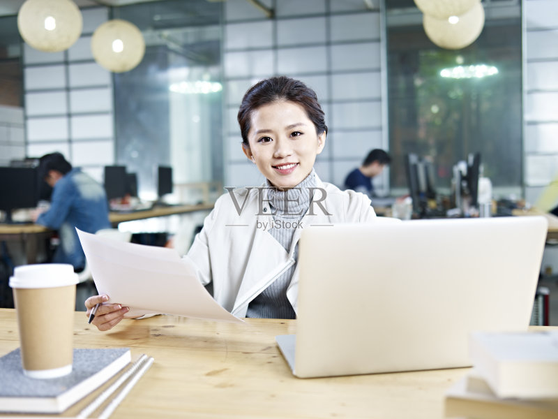 年轻的亚洲女商人在办公室工作正版图片素材