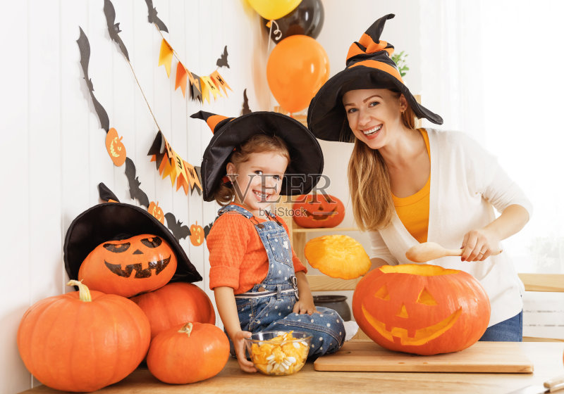 家庭母亲和孩子的女儿正在为万圣节做准备正版图片素材