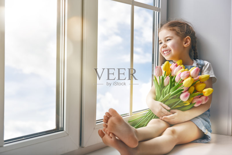 坐在窗户上的女孩正版图片素材