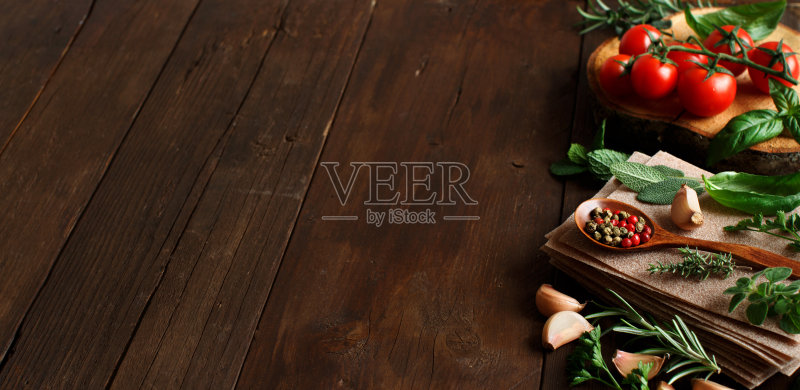 生烤宽面条,蔬菜和香草正版图片素材