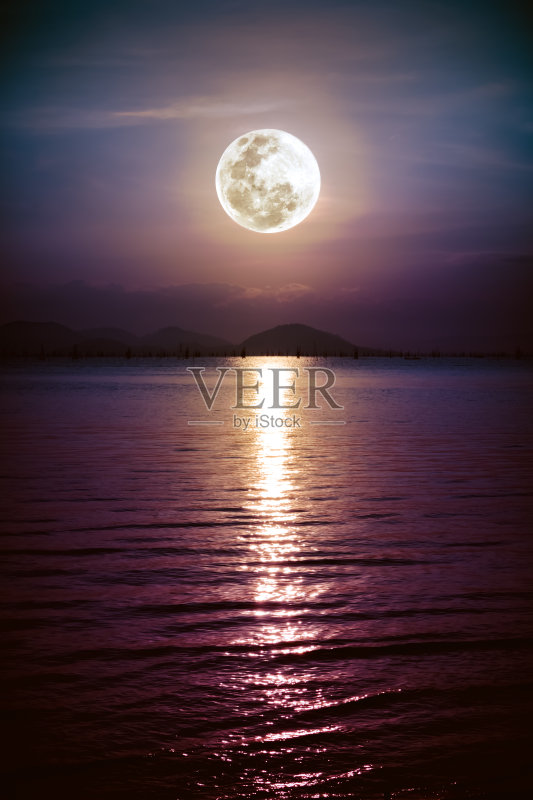浪漫的风景与满月的海上夜晚。正版图片素材