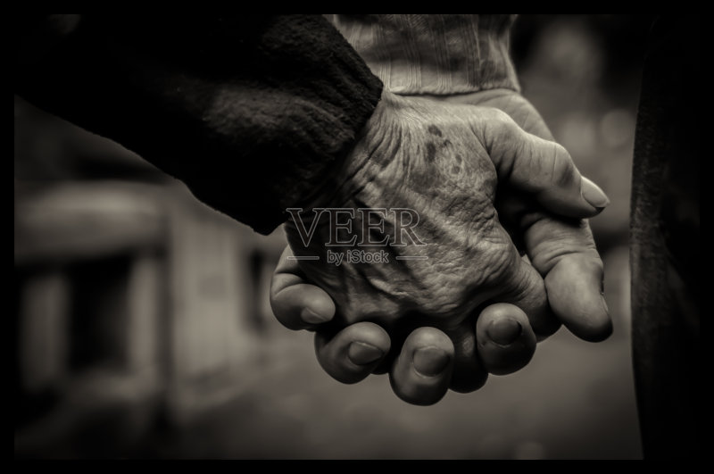 老夫妇手牵着手正版图片素材