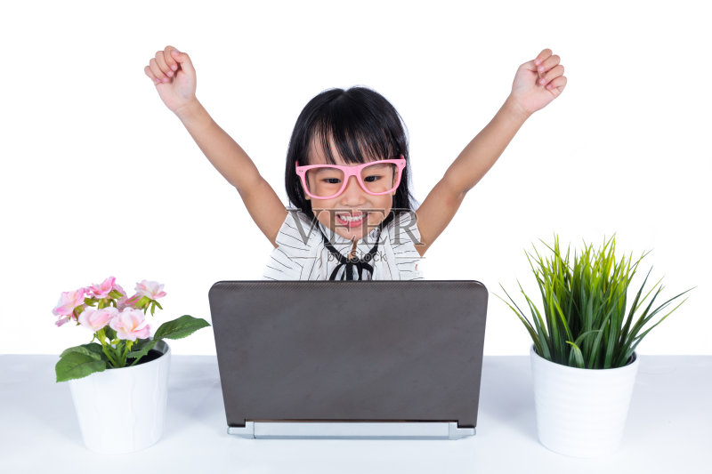 亚洲华人小女孩用手提电脑举手正版图片素材