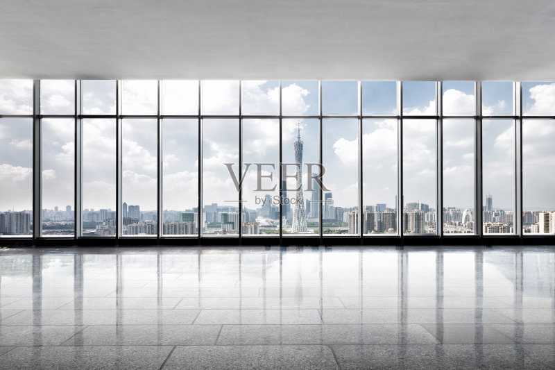 从玻璃窗可以看到广州的城市景观和天际线正版图片素材
