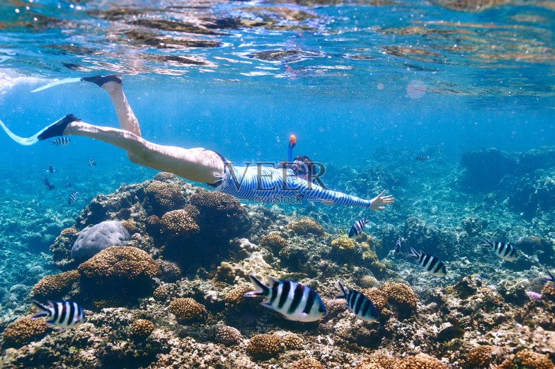 女人戴着面罩浮潜正版图片素材