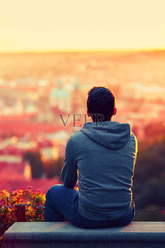 日出时的人正版图片素材