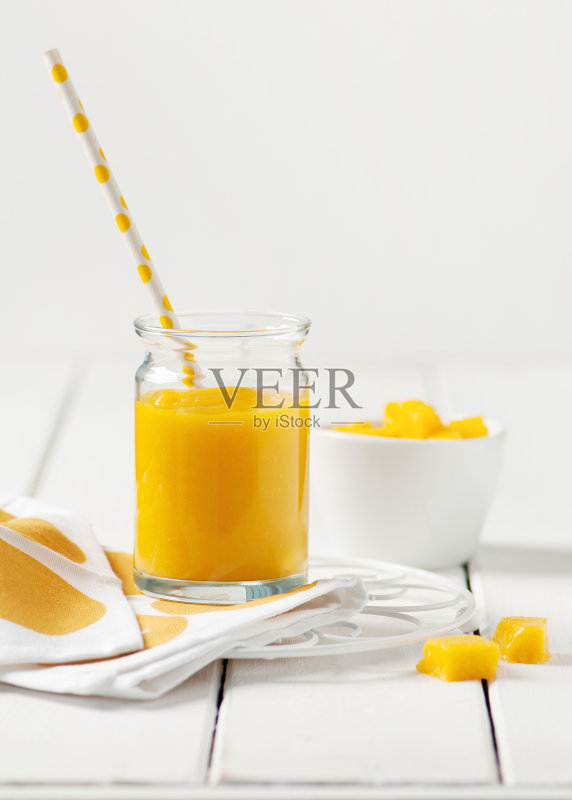 鲜榨芒果柠檬奶昔。正版图片素材