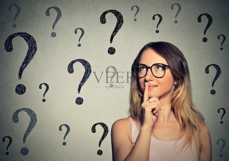 戴眼镜的女人抬头看问号正版图片素材