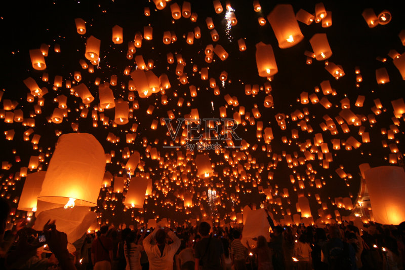 叶鹏节放飞天灯正版图片素材