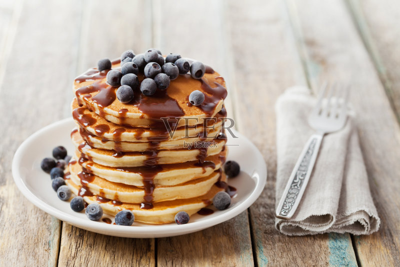 煎饼或煎饼配巧克力酱和冷冻蓝莓正版图片素材