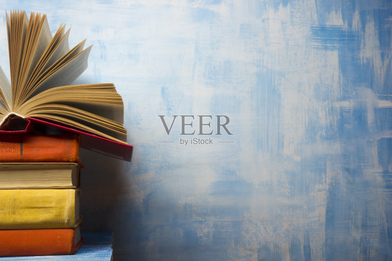 打开书,木桌上的精装书。回到学校正版图片素材