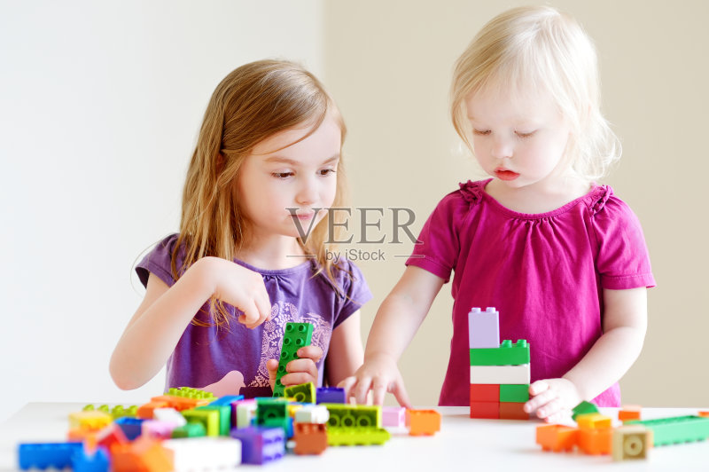 两个小妹妹在玩五颜六色的积木正版图片素材