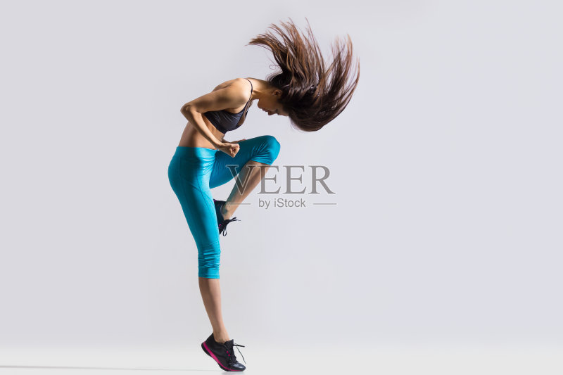 漂亮的女孩跳舞正版图片素材