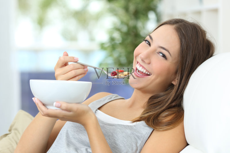 快乐女孩在家吃麦片正版图片素材