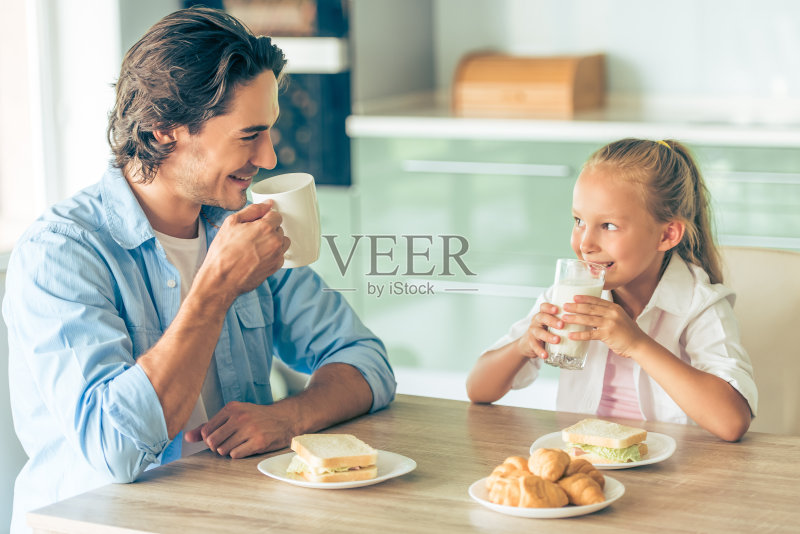 父亲和女儿正版图片素材