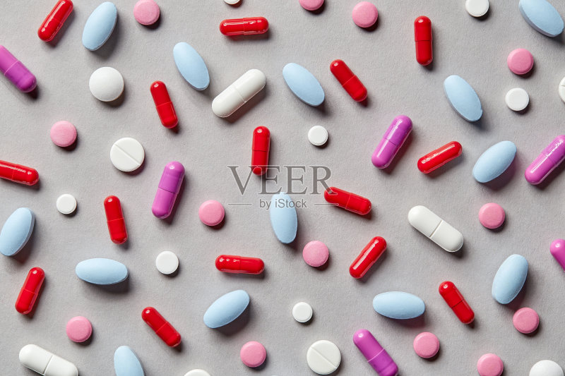 彩色药丸在灰色背景正版图片素材