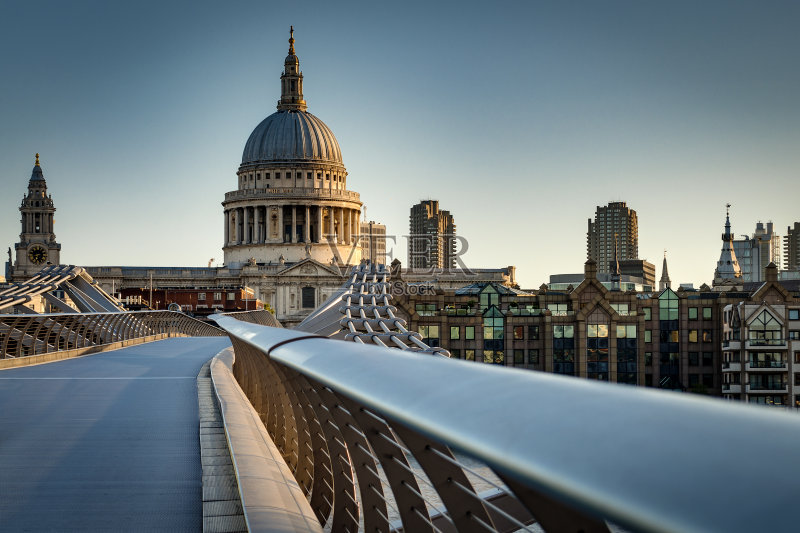 横跨泰晤士河的圣保罗大教堂圆顶正版图片素材