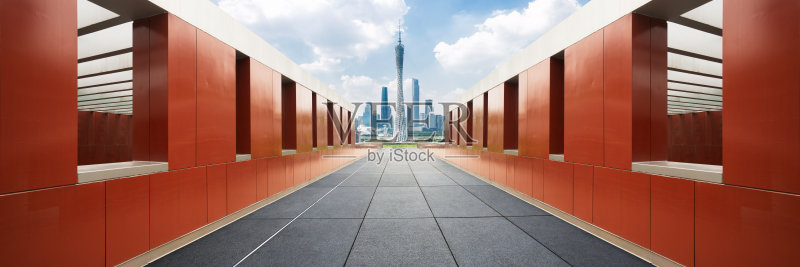 从空荡荡的砖地上可以看到广州的城市景观和天际线正版图片素材