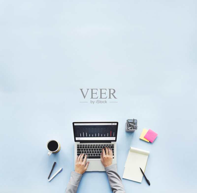 电脑笔记本电脑研究办公桌概念正版图片素材