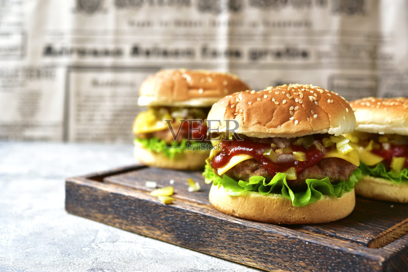 含肉饼和腌制蔬菜的奶酪汉堡照片摄影图片