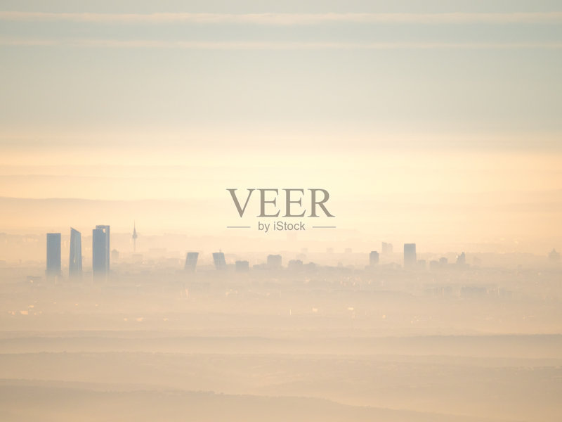 清晨有雾的马德里城市鸟瞰图正版图片素材