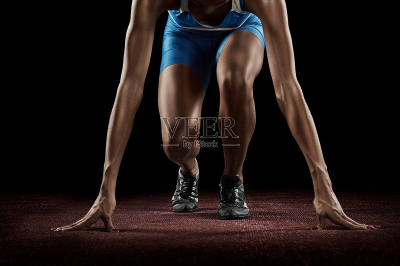 美丽的运动员在跑道上准备跑正版图片素材