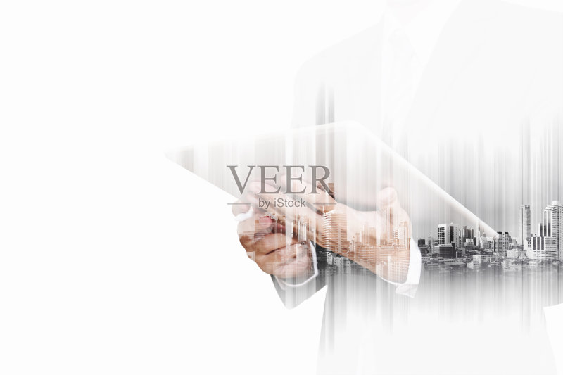 用现代建筑制作数字平板电脑的双重曝光商人正版图片素材